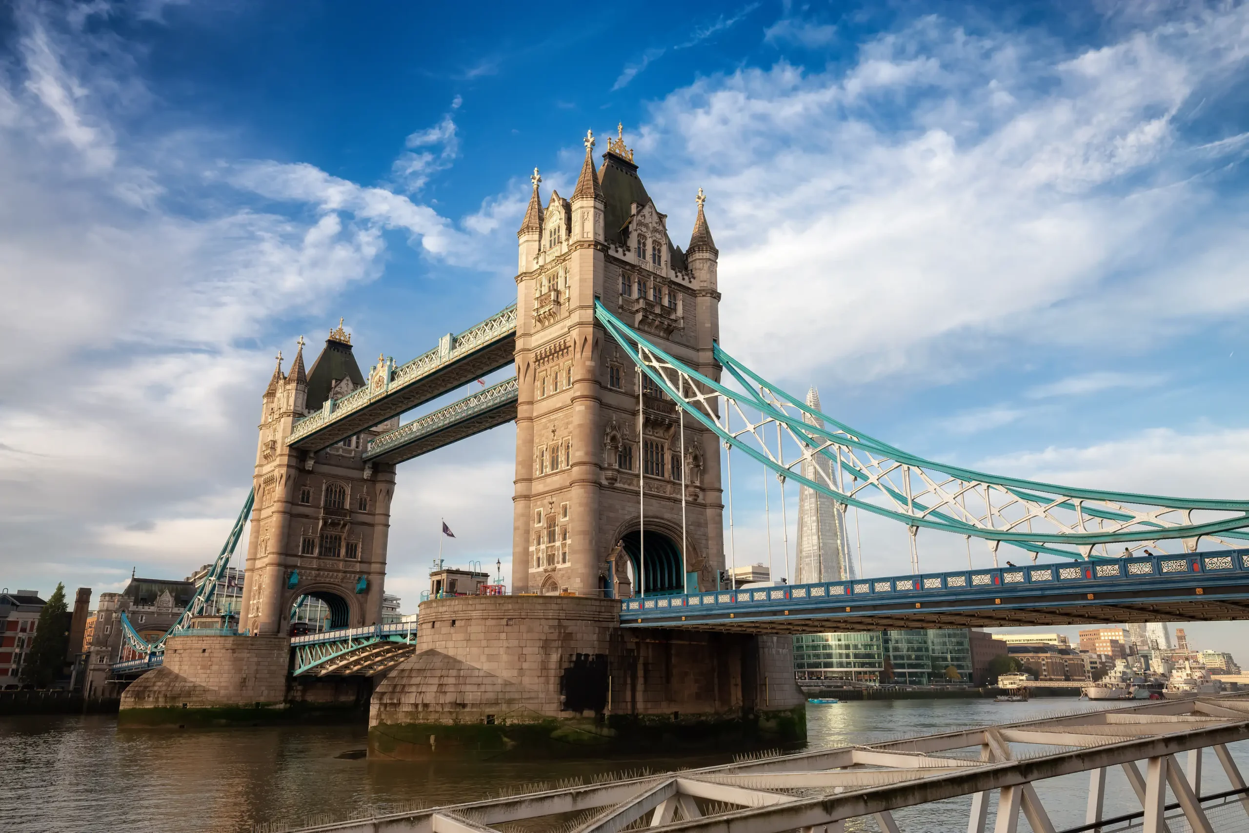 historic-bridge-over-river-thames-and-cityscape-sk-2025-03-13-14-24-50-utc